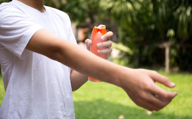 young boy spraying insect repellents on skin with spray bottle 42667 43 - So schützen Sie sich auf Reisen vor Malaria