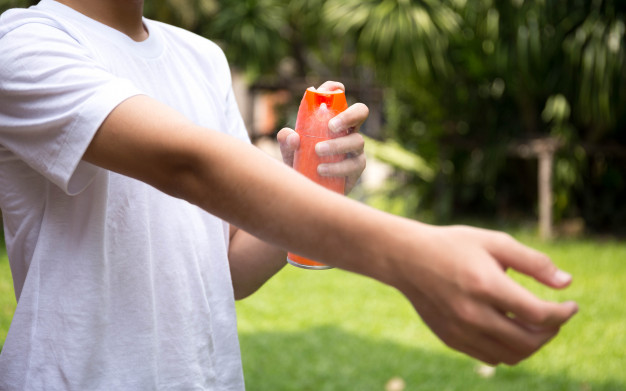 young boy spraying insect repellents on skin with spray bottle 42667 43 - So schützen Sie sich auf Reisen vor Malaria