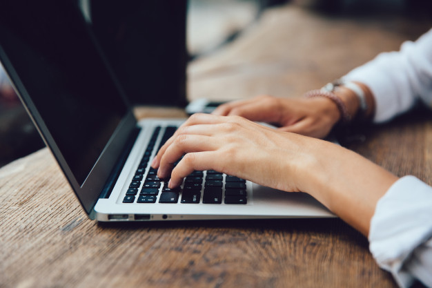 female hands typing on keyboard of netbook close up view business concept 8353 6963 - Schreiben Sie für uns