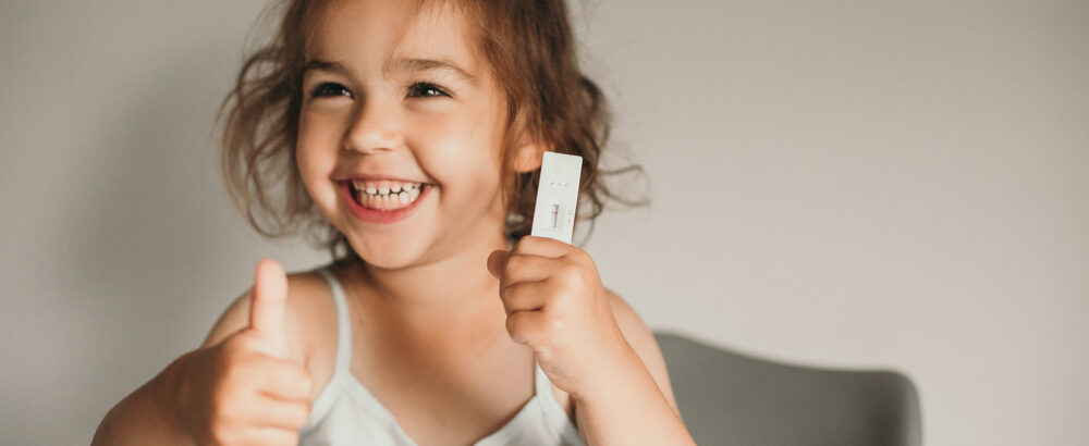 shutterstock 2017590608 1000x410 - Aktuelle Entwicklungen und Forschung zu COVID-19 bei Kindern