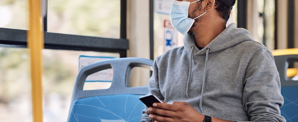 shutterstock 2389539529 1000x410 - COVID im Alltag 2025: Wann Masken noch sinnvoll sind