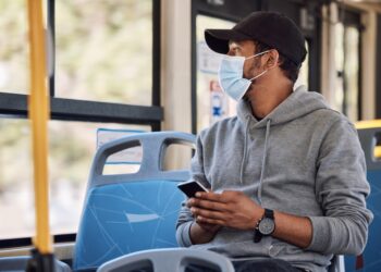 shutterstock 2389539529 350x250 - COVID im Alltag 2025: Wann Masken noch sinnvoll sind