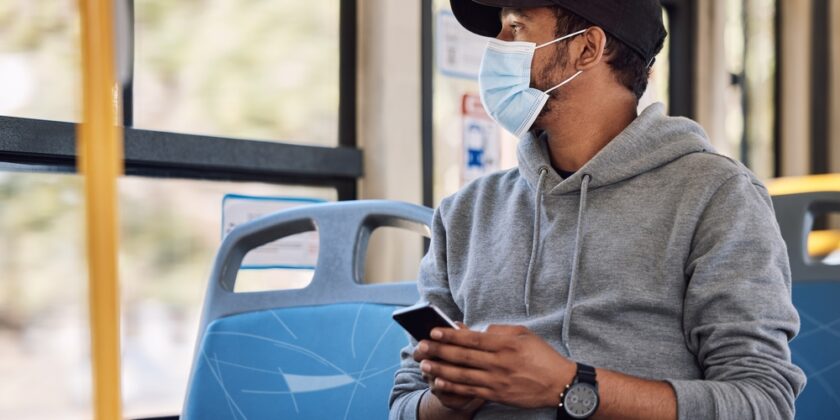 shutterstock 2389539529 840x420 - COVID im Alltag 2025: Wann Masken noch sinnvoll sind