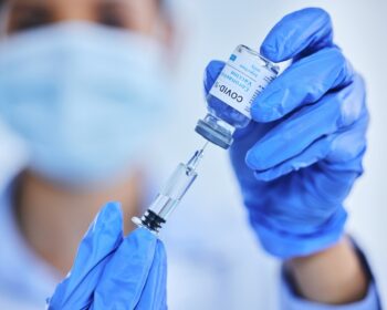 shutterstock 2466627729 350x280 - Neue COVID-Impfstoffe: mRNA, Proteinbasierte & Kombi-Impfstoffe