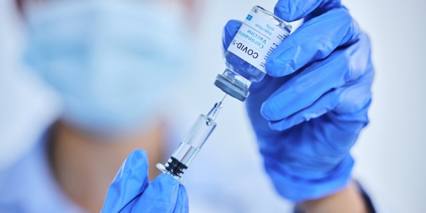 shutterstock 2466627729 840x420 - Neue COVID-Impfstoffe: mRNA, Proteinbasierte & Kombi-Impfstoffe