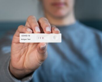 shutterstock 2518273571 350x280 - COVID 2025: Aktuelle Veränderungen & Varianten