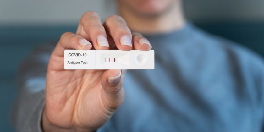 shutterstock 2518273571 840x420 - COVID 2025: Aktuelle Veränderungen & Varianten